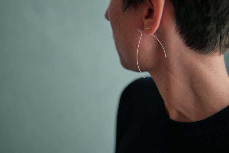 Boucle d'oreilles Conversation, argent Chloé Noyon, photo Chloé Noyon