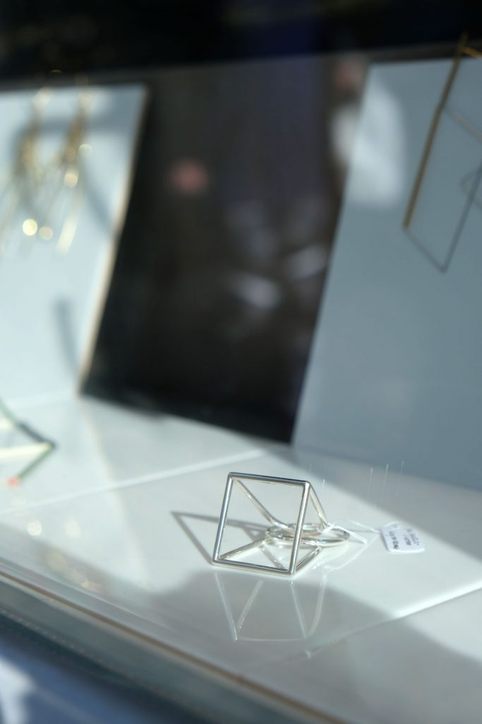 Vitrine Hectare, détail, bague Yoko Takirai