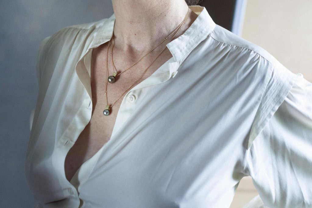 Pendentif cube et perle de tahiti, Sabine Herman, photo Laeticia Paillé