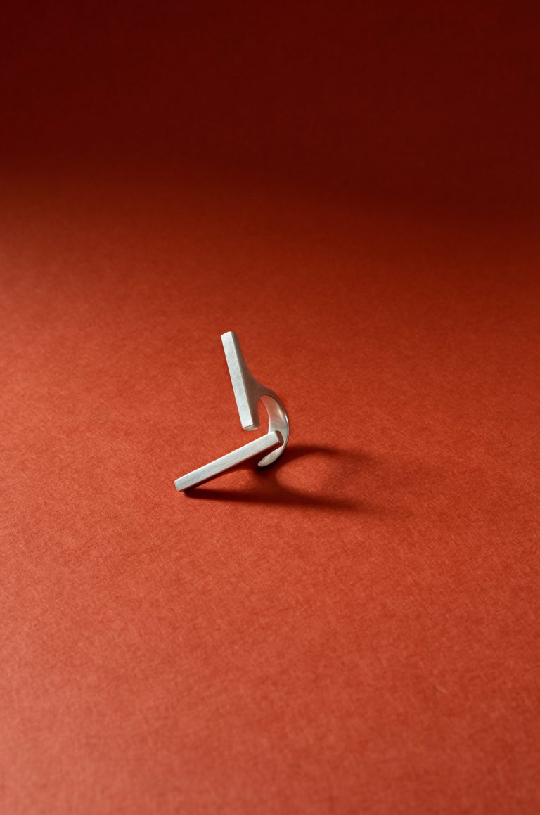 Bague Mikado, Angela Hübel, argent 925, photo Charlotte Cornette, des bagues sculpturales aux lignes audacieuses
