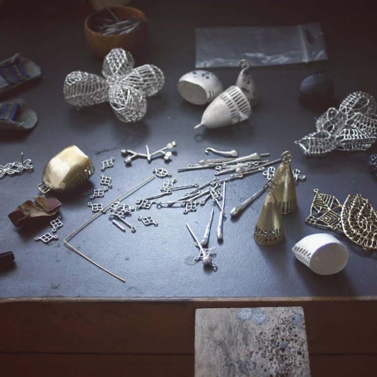 Boucle d'oreille ABoucle d'oreille Anna vlahos, argent, photo anna vlahos ateliernna vlahos, argent, photo anna vlahos