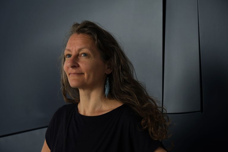 Nathalie Tisserand glass textile , une cascade de couleurs