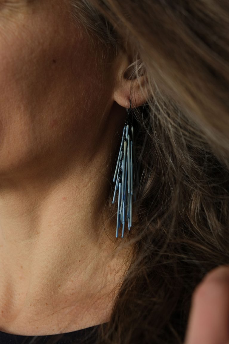 Nathalie Tisserand glass textile , une cascade de couleurs