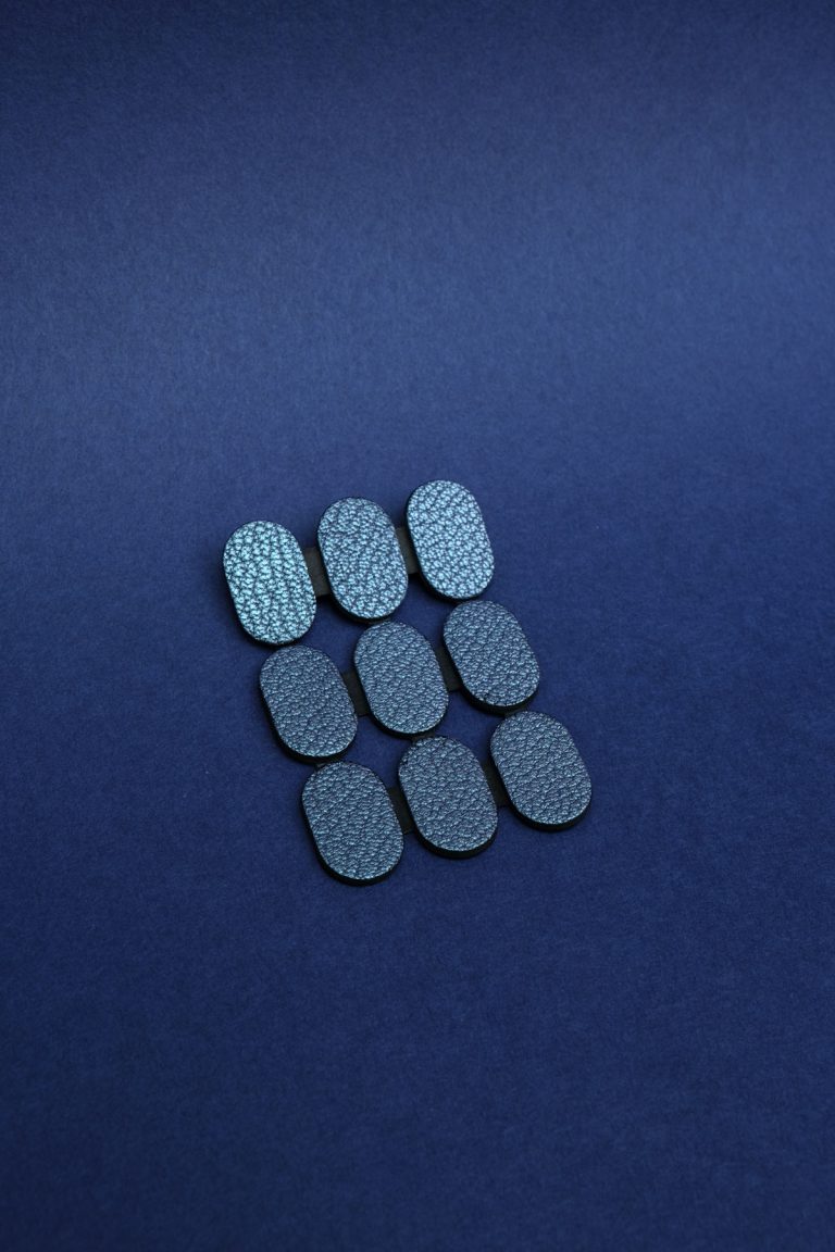 Anne Goy, broche, cuir, photo-Lou-Sautreau