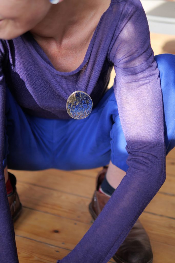 Broche Isabelle Carpentier, corian et argent, photo Lou Sautreau
