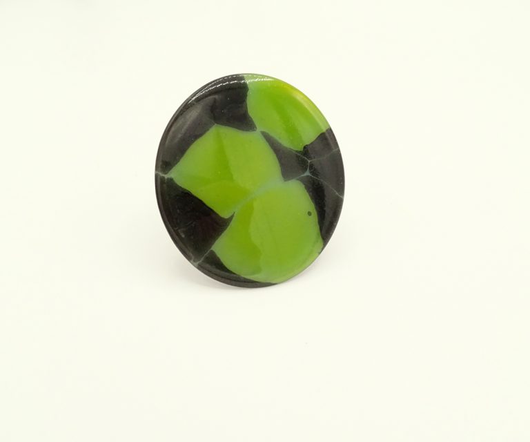 Broche Nevin Arig argent aluminium résine pigments-photo credit Lou Sautreau cherche à explorer l'essentiel