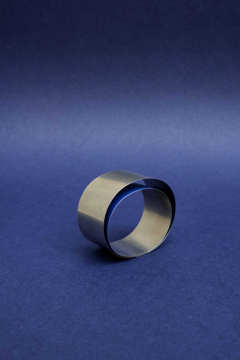 Claudia Hoppe, bracelet argent 950, Photo Lou Sautreau, Bracelets minimalistes jouant sur l'élasticité de l'argent