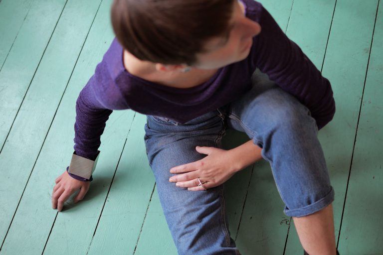 Claudia Hoppe, argent 950, Photo Lou Sautreau. Bracelets minimalistes jouant sur l'élasticité de l'argent