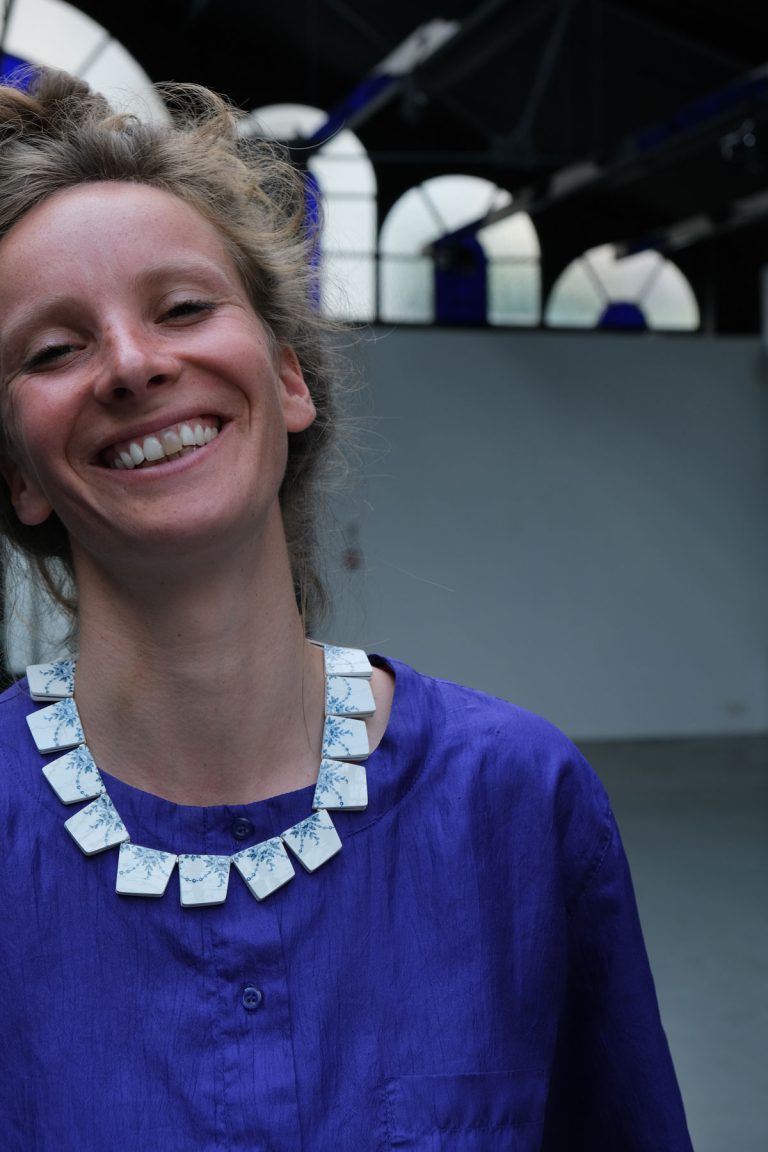 Collier céramique de Julie Decubber, photo Lou Sautreau. La matière céramique en objets précieux