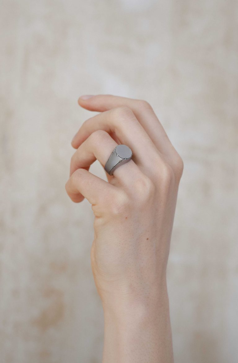 Boucles bague, acier, Esther Heite. Esther Heite la soudure comme décor