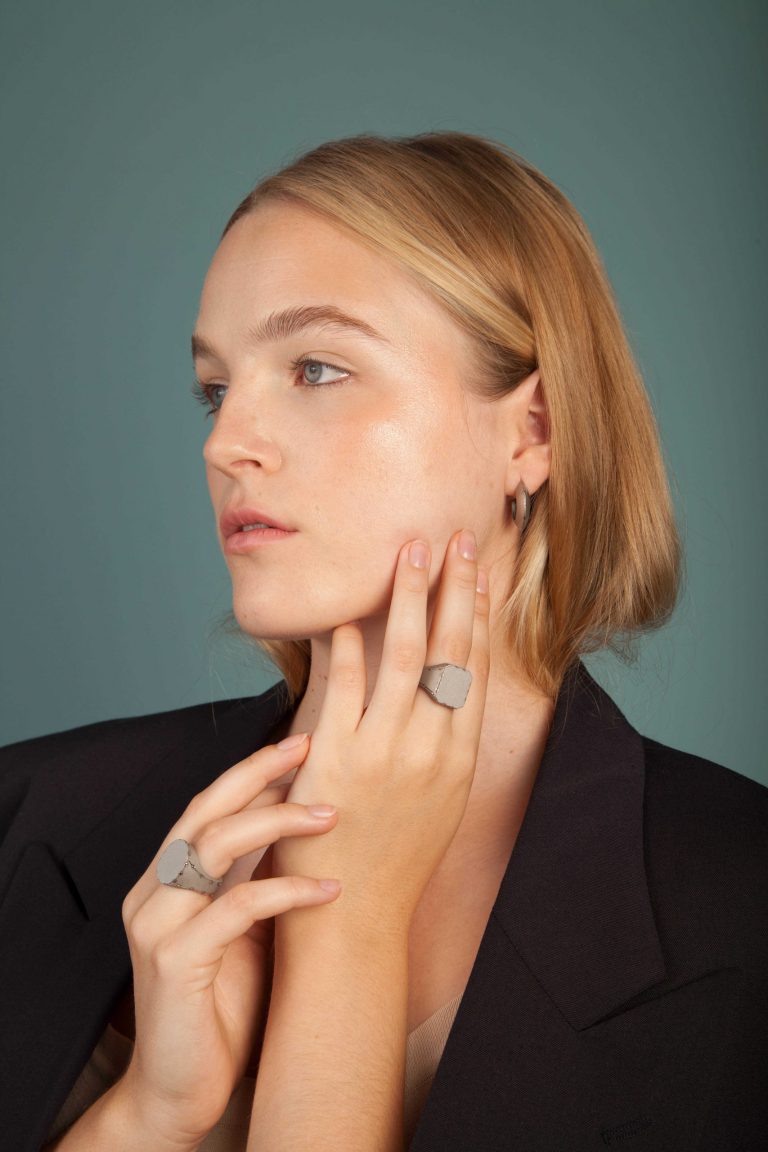 Boucles d'oreilles et bague, acier, Esther Heite. Esther Heite la soudure comme décor