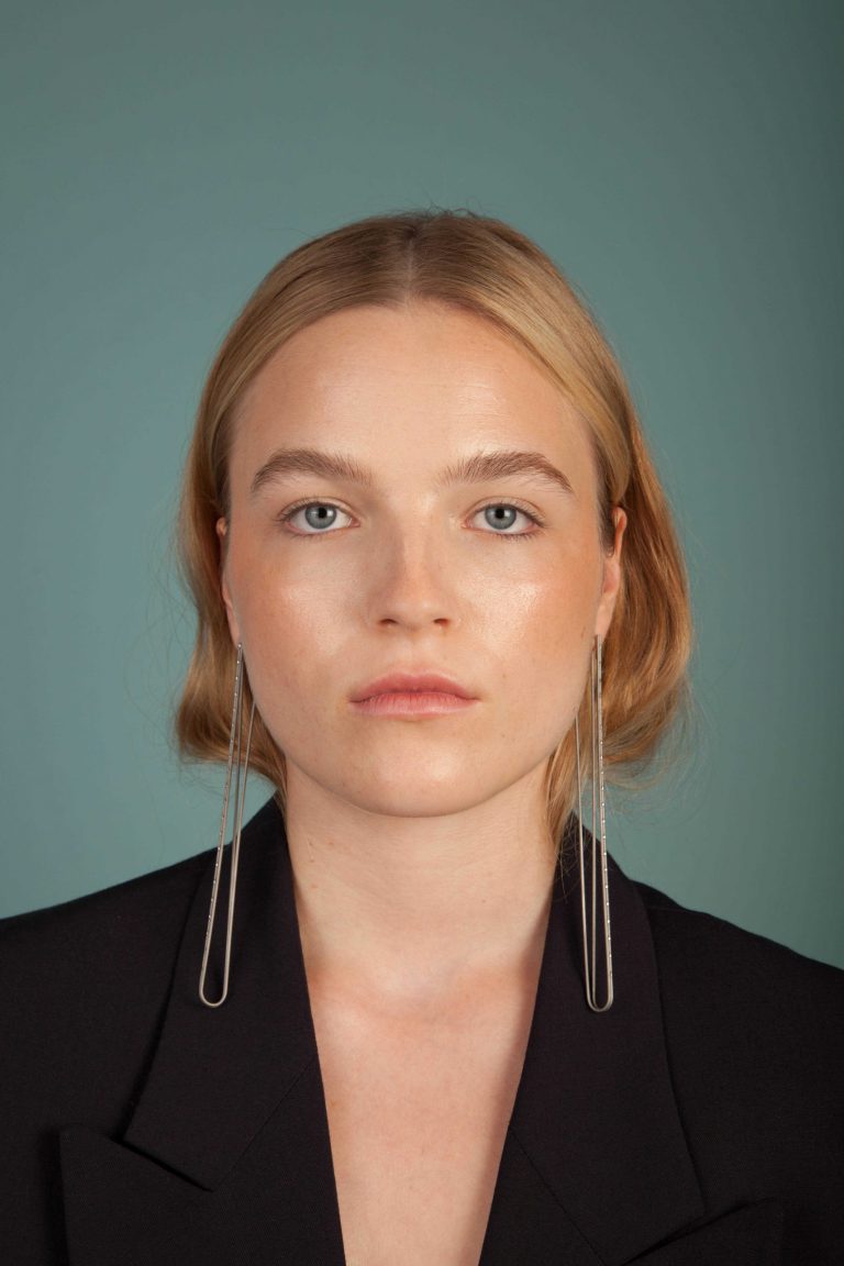 Boucles d'oreilles, acier, Esther Heite. Esther Heite la soudure comme décor