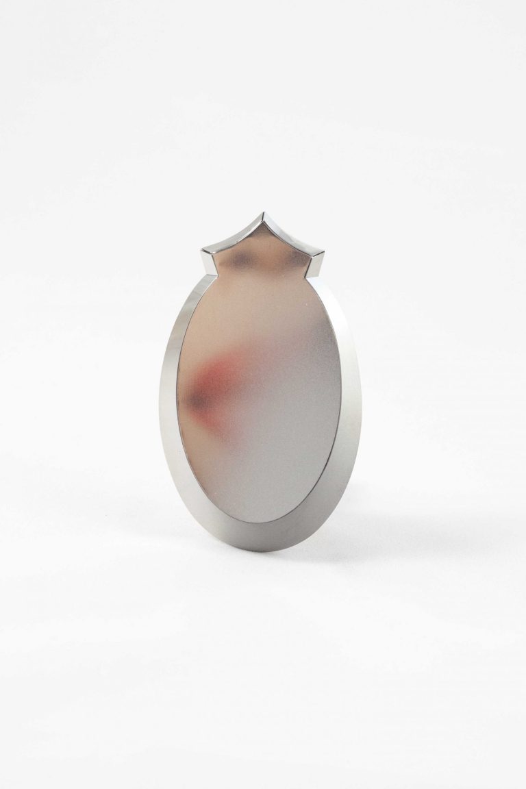 Boucles broche, acier, Esther Heite. Esther Heite la soudure comme décor