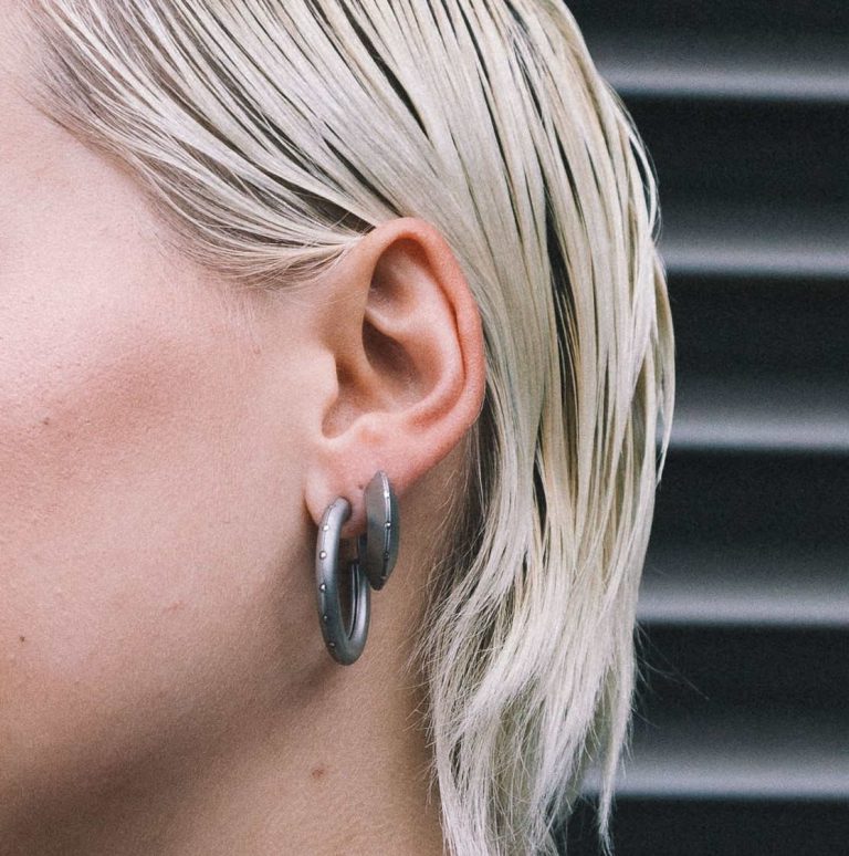 Boucles d'oreilles, acier, Esther Heite. Esther Heite la soudure comme décor