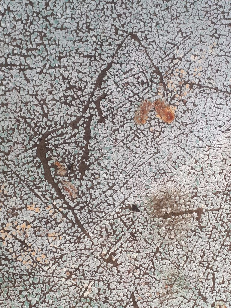 Broche Nevin Arig argent aluminium résine pigments-photo credit Lou Sautreau cherche à explorer l'essentiel