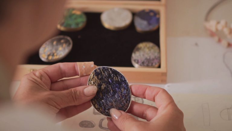 broche Isabelle Carpentier verre et argent Credit photo : Lou Sautreau, la micro mosaïque