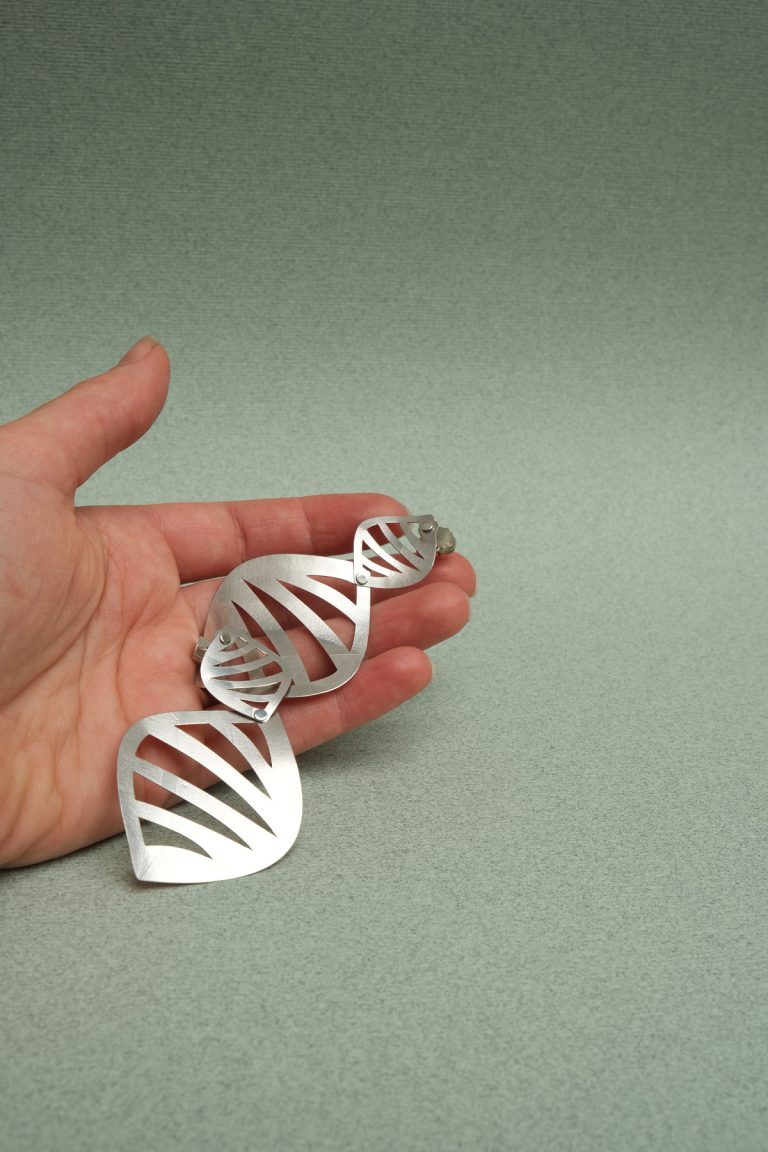 Majoral, boucles d'oreilles, argent. Un dialogue entre le monde végétal et les métaux précieux