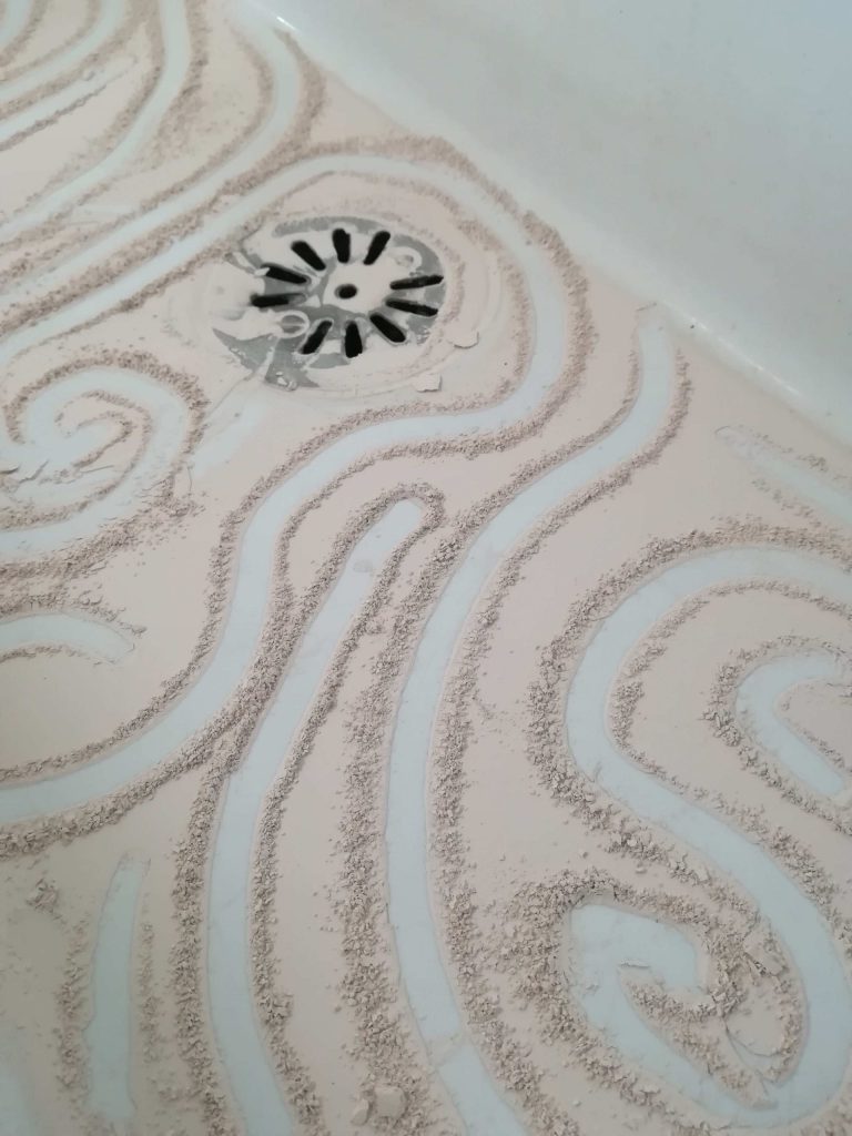 Vue de l'atelier de Julie Decubber La matière céramique en objets précieux