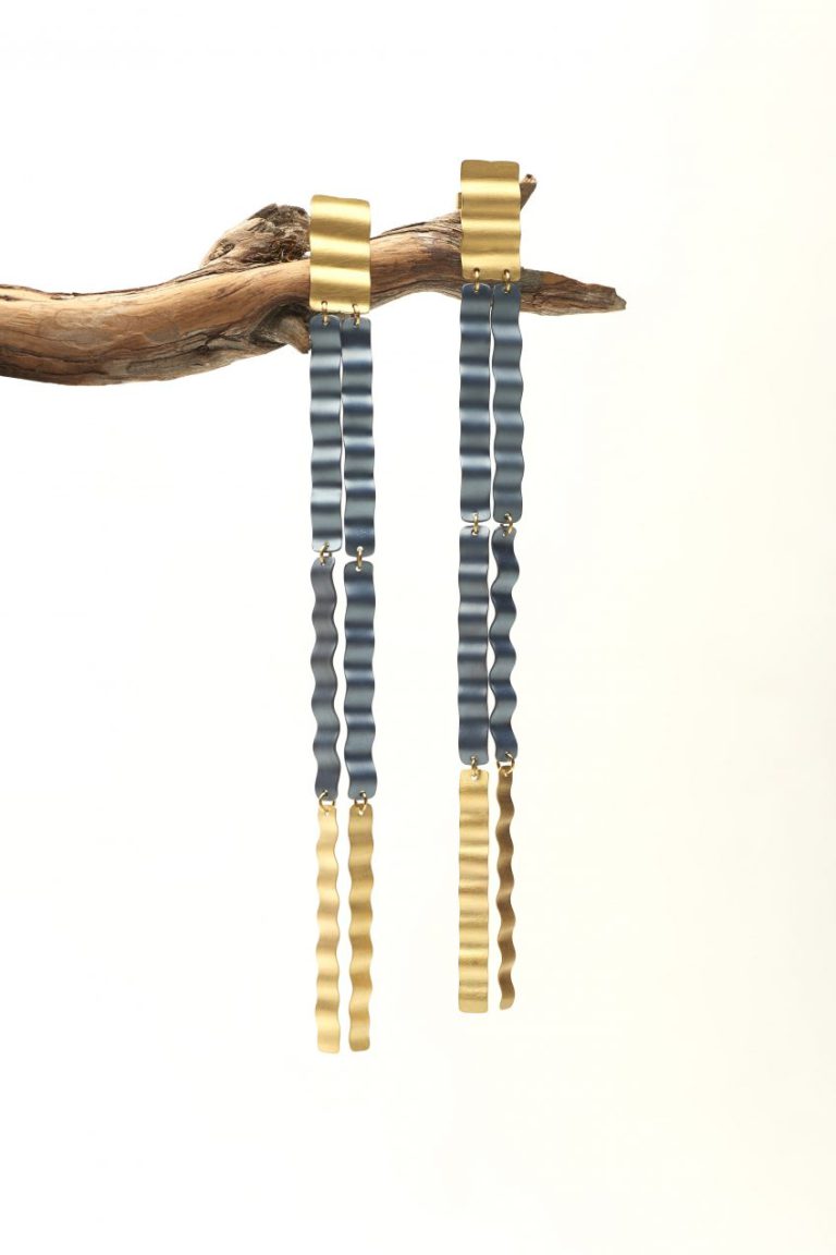 Majoral, boucles d'oreilles Aigua, or 18ct, titane, argent. Un dialogue entre le monde végétal et les métaux précieux