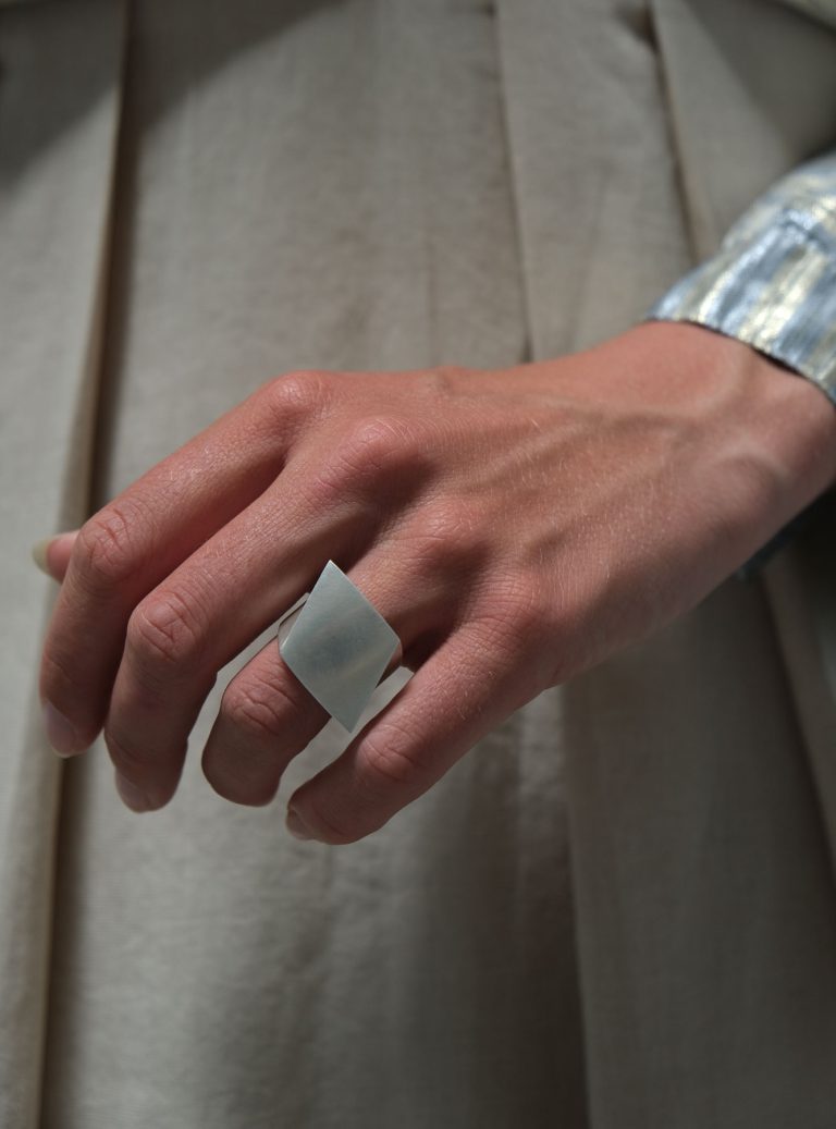 Bague Angela Hübel, argent 925, photo Charlotte Cornette, des bagues sculpturales aux lignes audacieuses