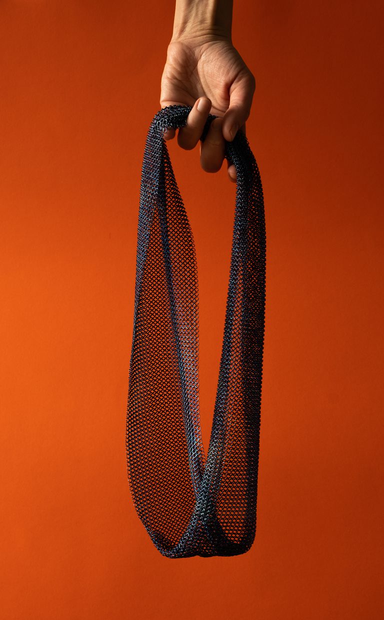 Collier pascale lion cote de maille titane photo charlotte cornette (1)