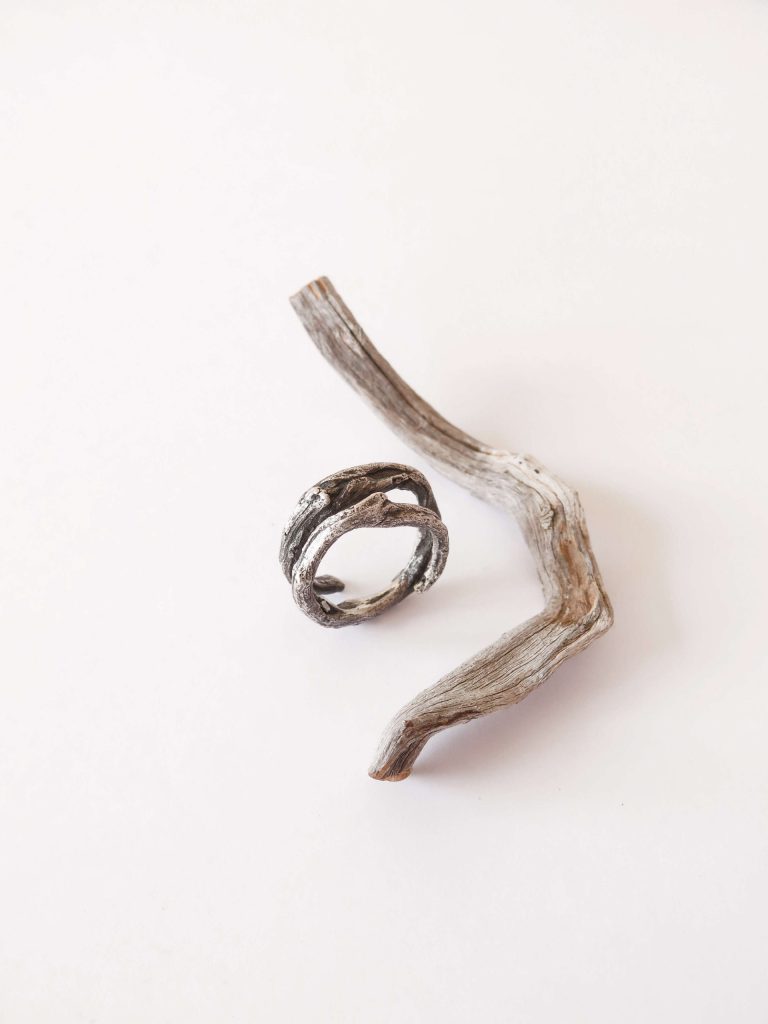 Majoral, bagues Volta, or 18ct, argent. Un dialogue entre le monde végétal et les métaux précieux