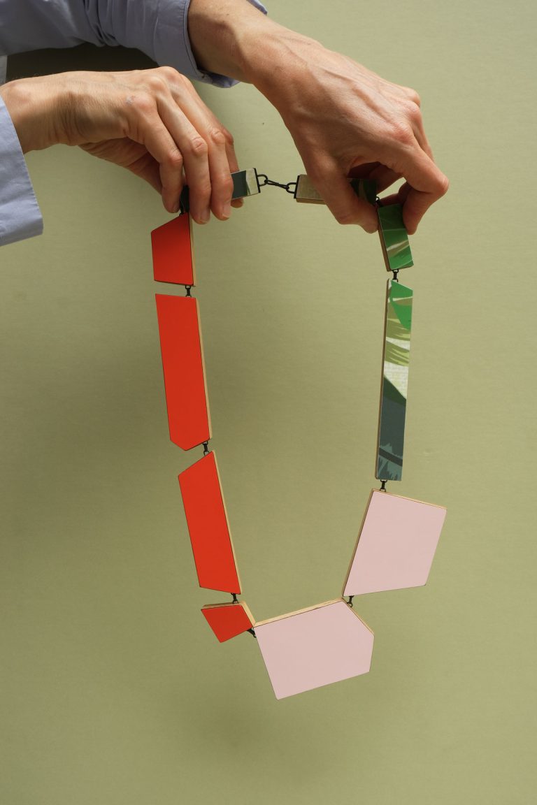 Karen Vanmol, collier formica, Le formica revisité en bijou contemporain