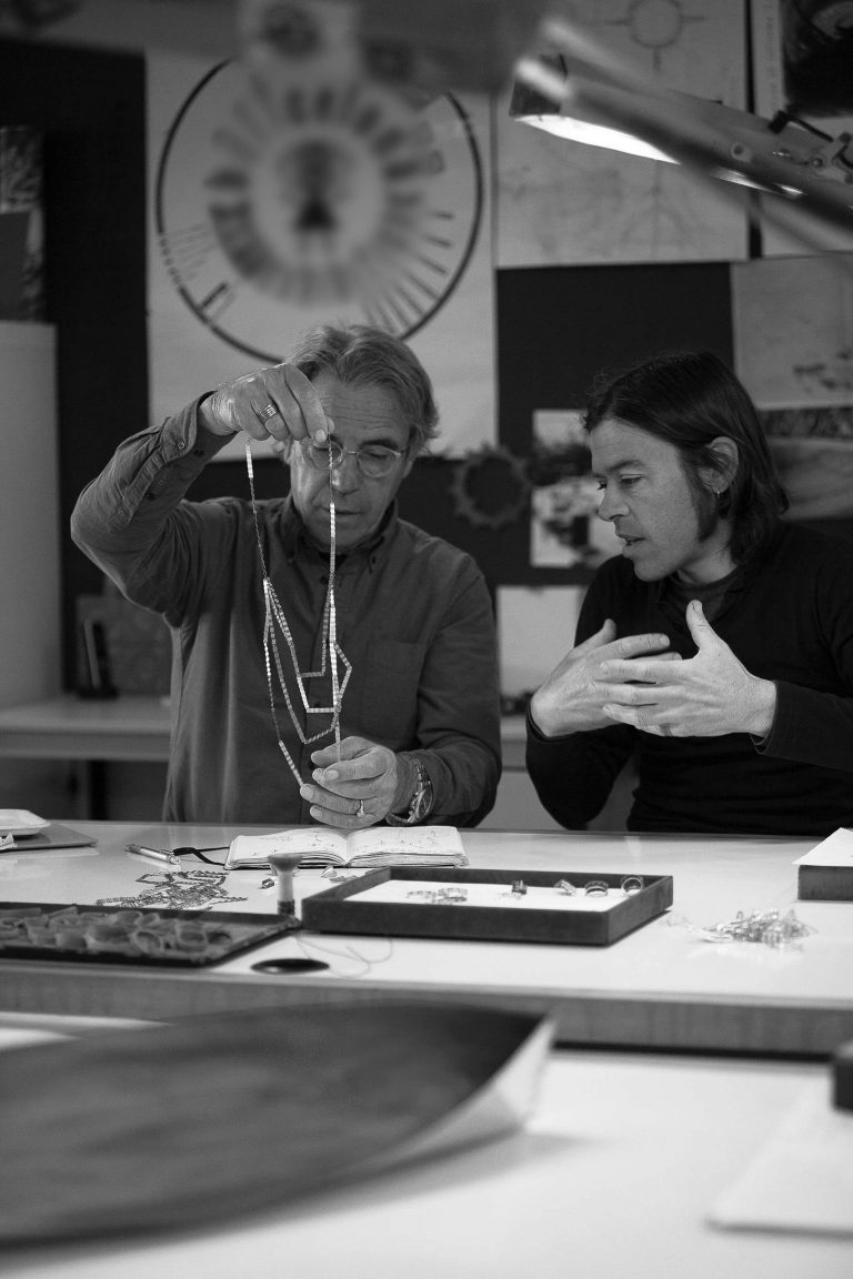 Vue de l'atelier de Enrike Majoral Un dialogue entre le monde végétal et les métaux précieux