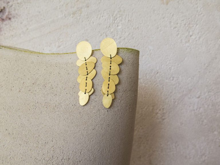 Majoral, collier Party, or 18ct, argent. Un dialogue entre le monde végétal et les métaux précieux