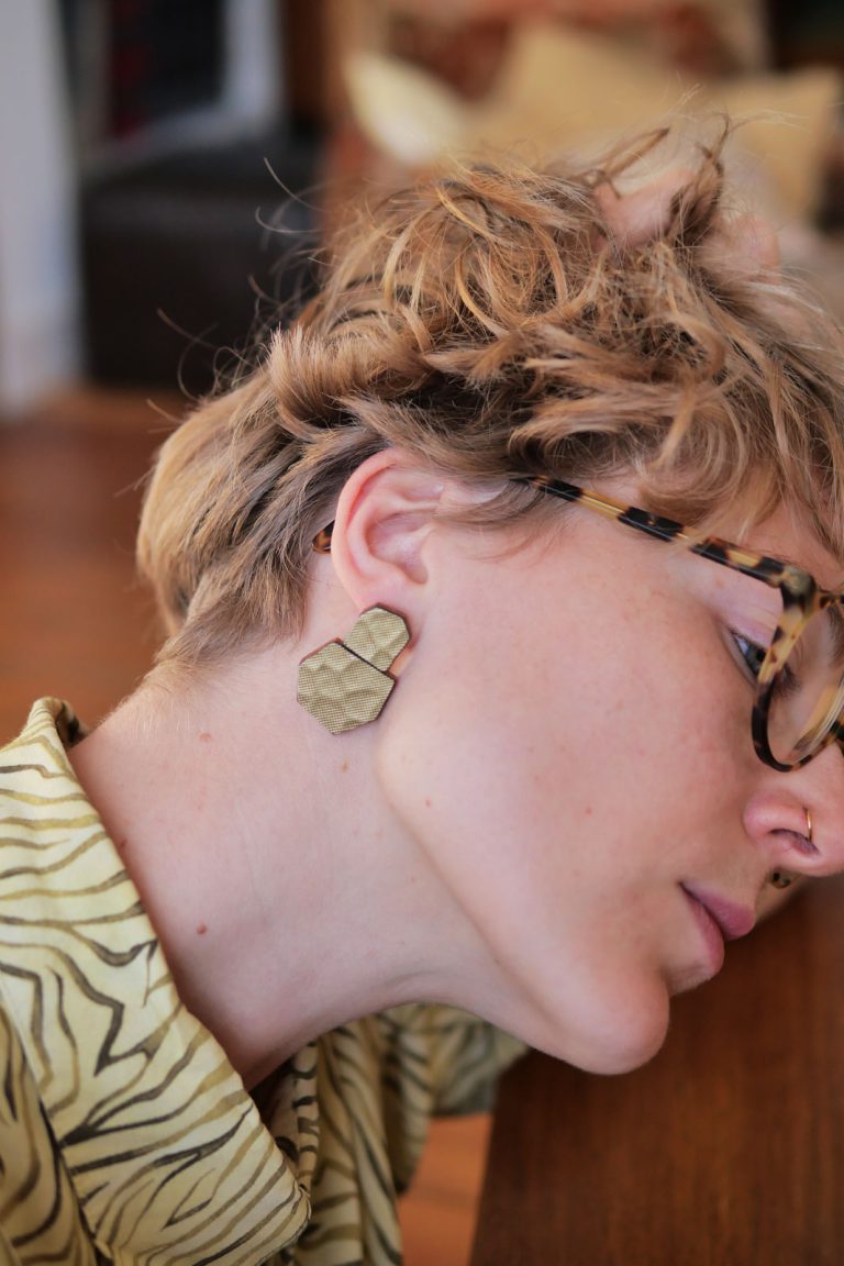 Karen Vanmol, boucles d'oreilles en argent et formica, Le formica revisité en bijou contemporain