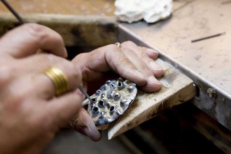 Vue de l'atelier de Majoral Un dialogue entre le monde végétal et les métaux précieux