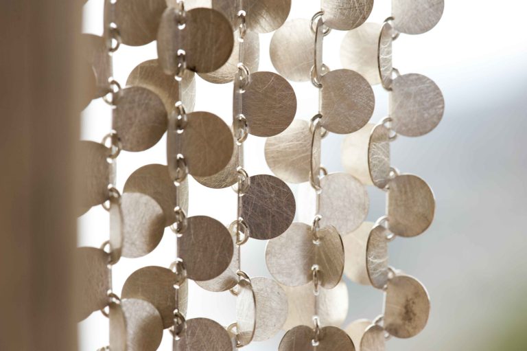 Vue de l'atelier de Majoral Un dialogue entre le monde végétal et les métaux précieux