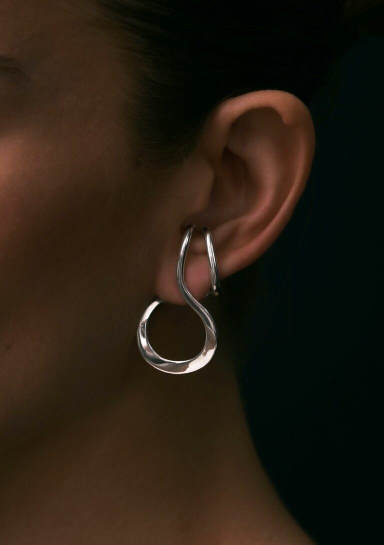 Boucles d'oreille Velloa, argent, Sarah Vankaster crédit maxime taillez