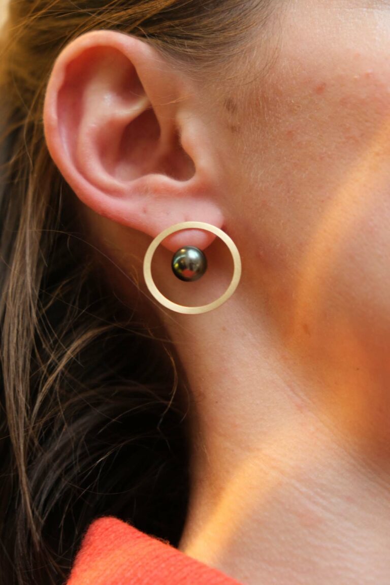 Boucles d’oreilles « Pearl-island », or jaune, perles de Tahiti, Angela Hübel
