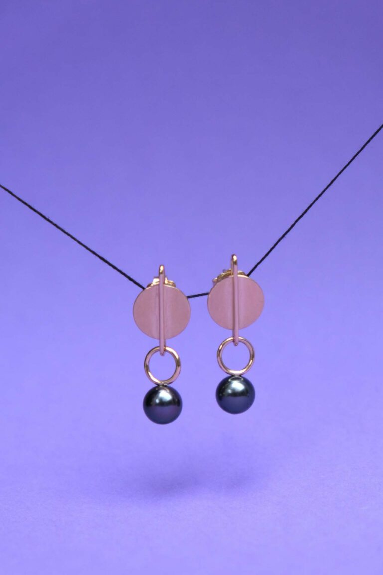 Boucles d’oreilles « Coco », or jaune, perle d’eau douce, Sabine Herman