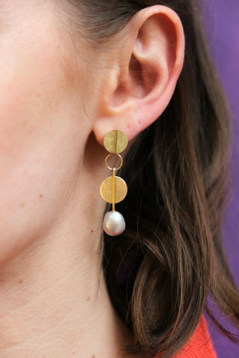 Boucles d’oreilles « Coco », or jaune, perle d’eau douce, Sabine Herman