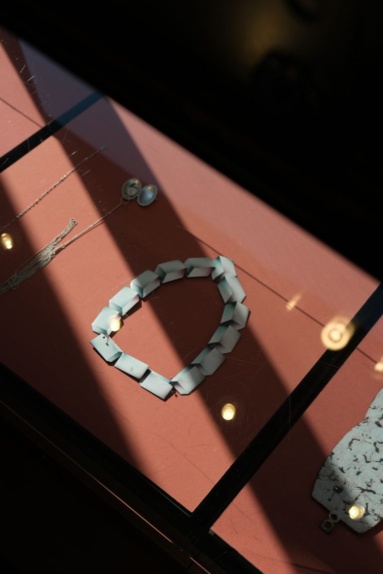 expo-hectare-galerie,-boite-avec-couvercle,collier-christoph-straube-photo-lou-sautreau