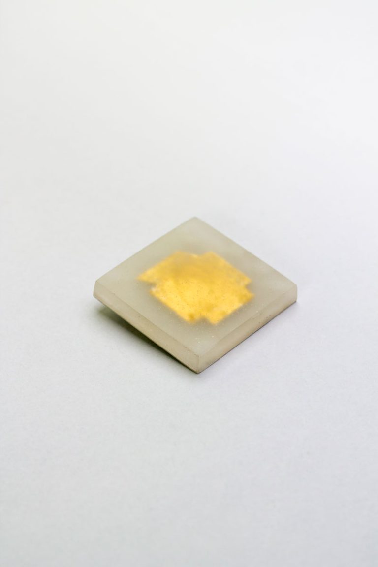 Claire Lavendhomme_Boîte avec couvercle_Broche argent, pigment, Web photo lou sautreau(3)