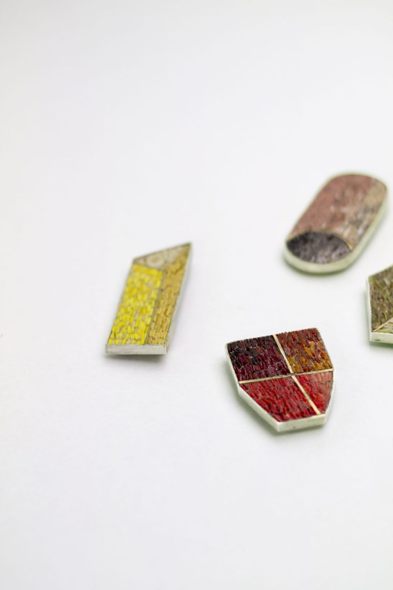 Isabelle Carpentier_Boîte avec couvercle_Jeu de formes, broche, argent, laiton et micromosaïque_web photo lou sautreau (2)