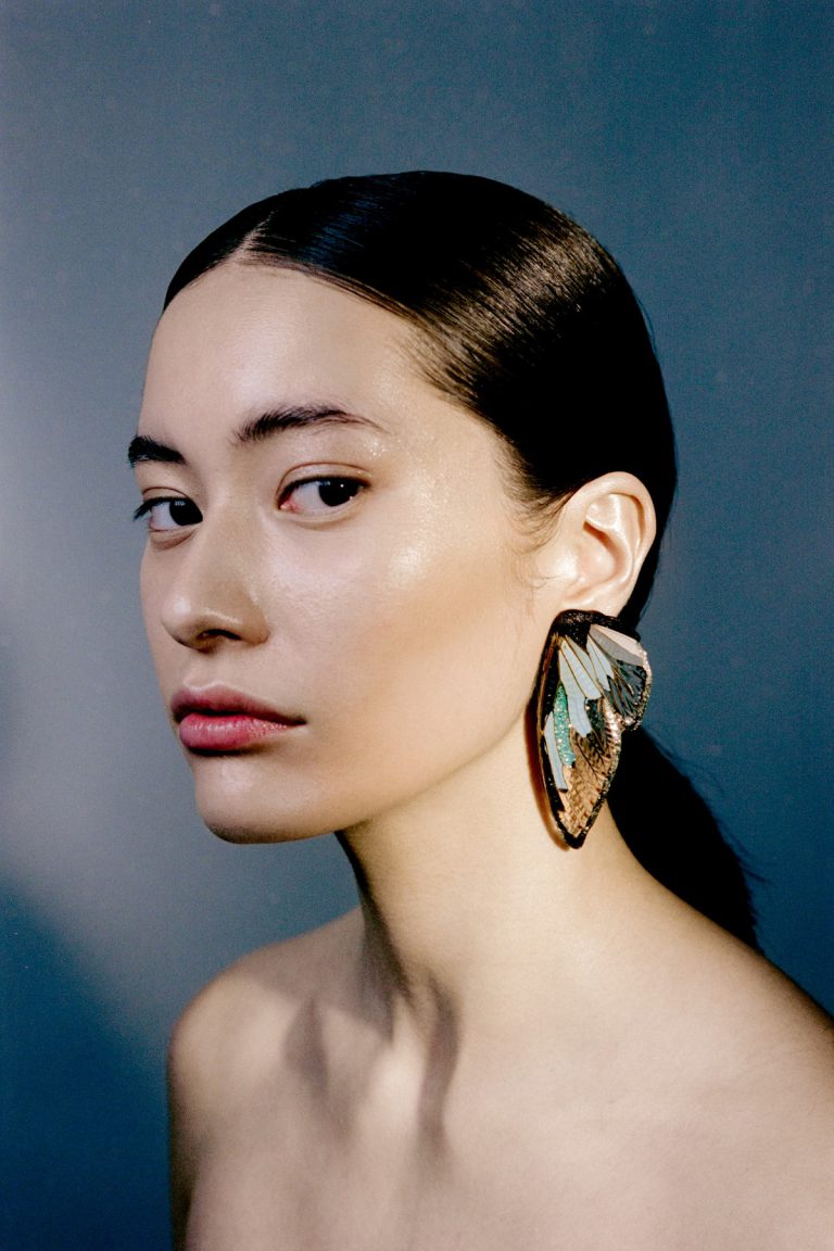 Marta-Mattsson-boucles-doreilles-ailes-resine-pierre-concassee-paillettes-argent