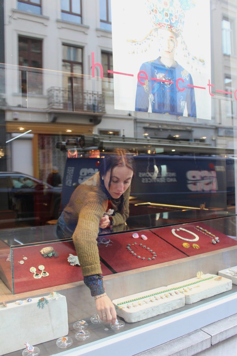 Vitrine Matière Cueillies photo Helia Talebi, hectare galerie, bijoux contemporains, bijoux, bruxelles, brussels, exposition.