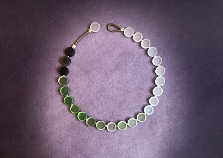 Collier Les plages, verre dépoli, coton, Julie Decubber, photo Helia Talebi, bijoux contemporains, hectare galerie, matières cueillies, bruxelles, brussels