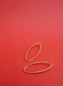 Collection i've got you, boucles d'oreilles OVE vermeil Annie Sibert, Le geste autour du bijou