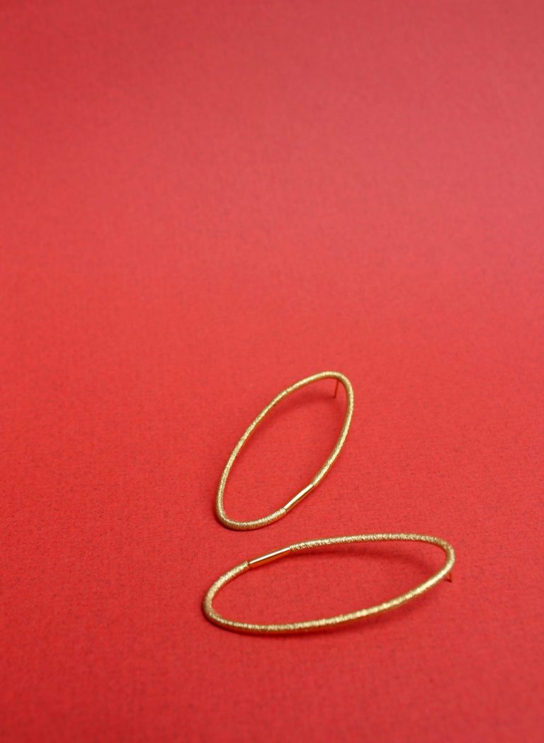 Collection i've got you, boucles d'oreilles OVE vermeil Annie Sibert, Le geste autour du bijou