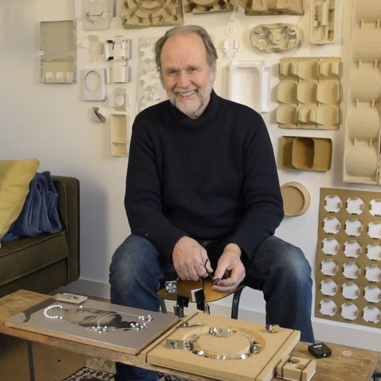 Portrait Herman Hermsen Bijou contemporain d'Herman Hermsen, réinvention du design de bijoudéfie les conventions du bijou traditionnel