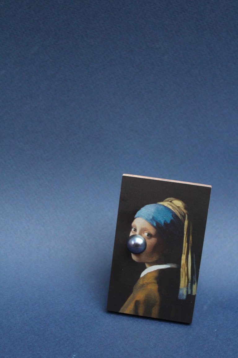 Girl with a very big black pearl nose piercing, Herman Hermsen, brooch, 2016, Print on aluminium, wood, freshwater pearl Herman Hermsen défie les conventions du bijou traditionnel