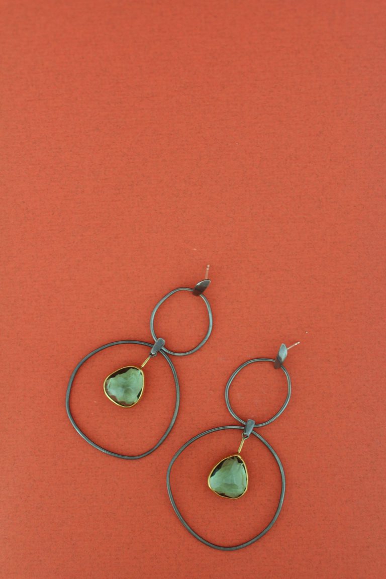 Boucles d'oreilles Margoni, argent oxydé, améthyste verte. Margoni alliant le brut et le précieux
