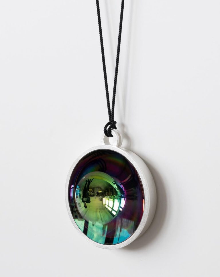 Pendentif Jiro Kamata ou l'art de l'immatérialité du reflet