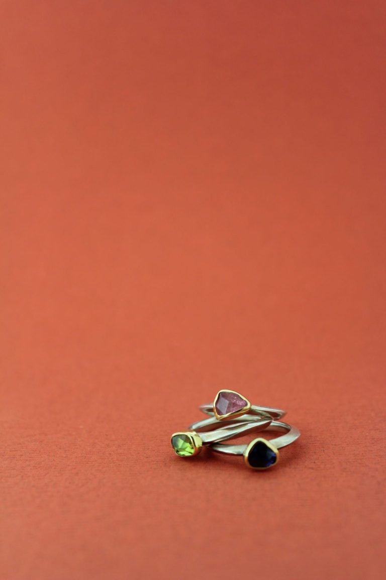 Bague Puzzle, Margoni, argent 925, or 18ct, tourmaline, péridot, lolite. Margoni alliant le brut et le précieux