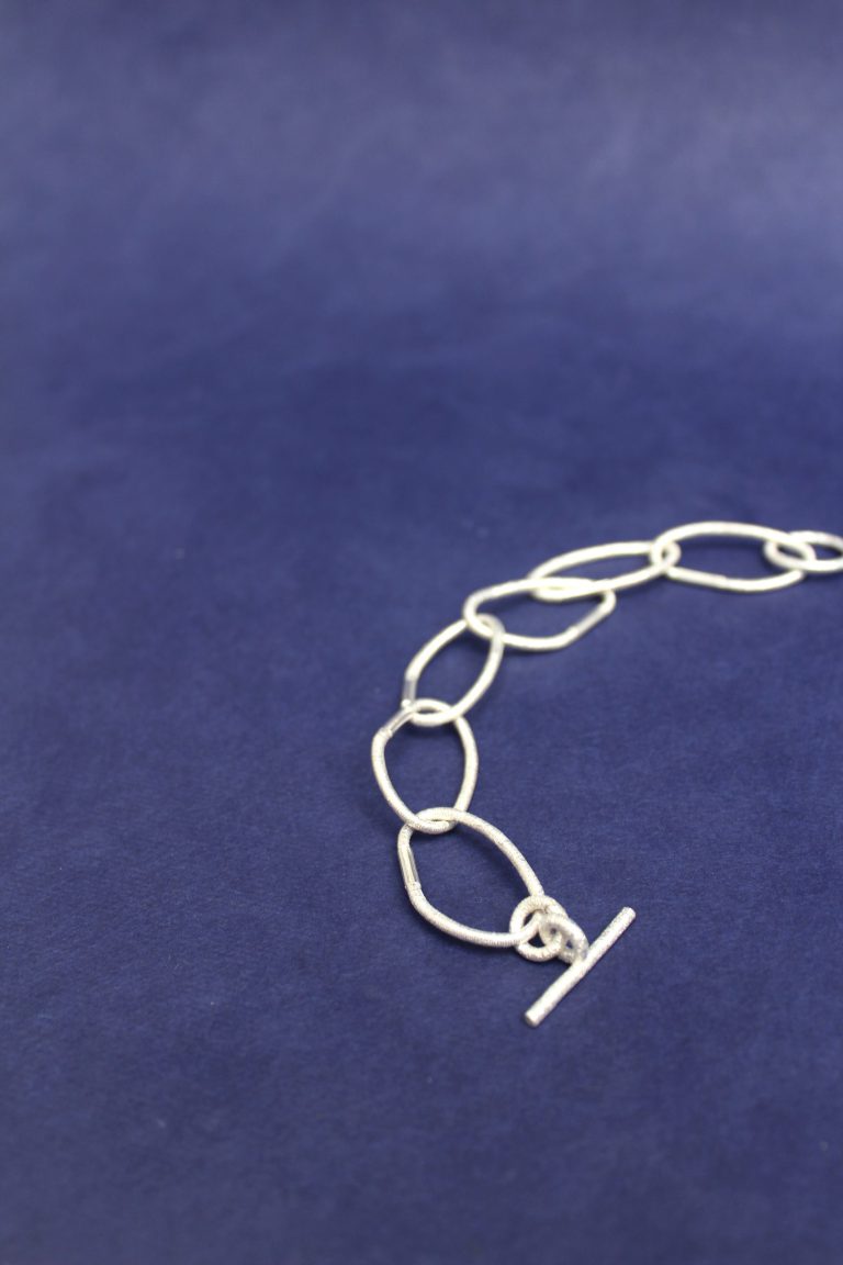 Collection i've got you, bracelet OVE argent Annie Sibert, Le geste autour du bijou